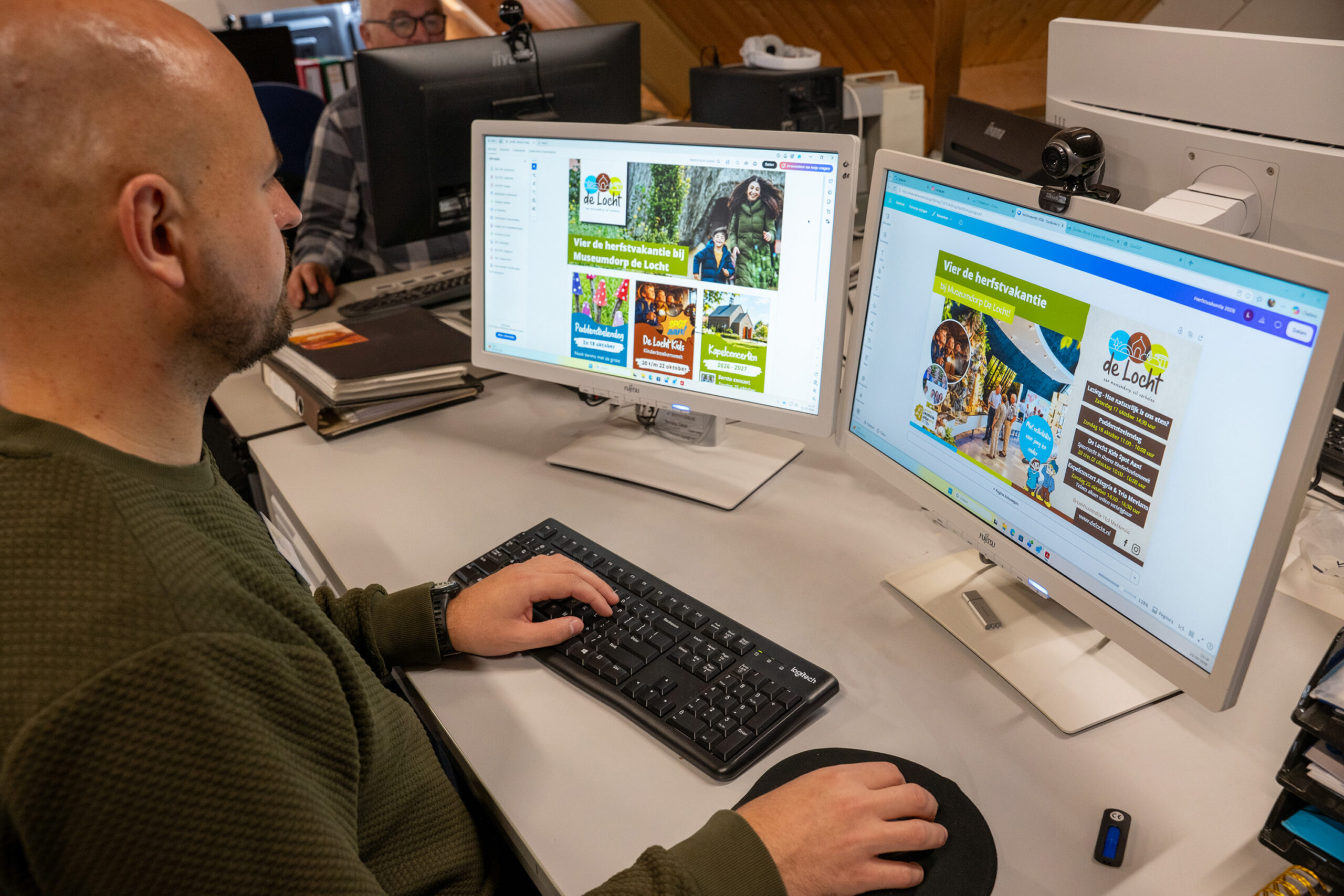 Vrijwilliger grafisch vormgeving aan het werk